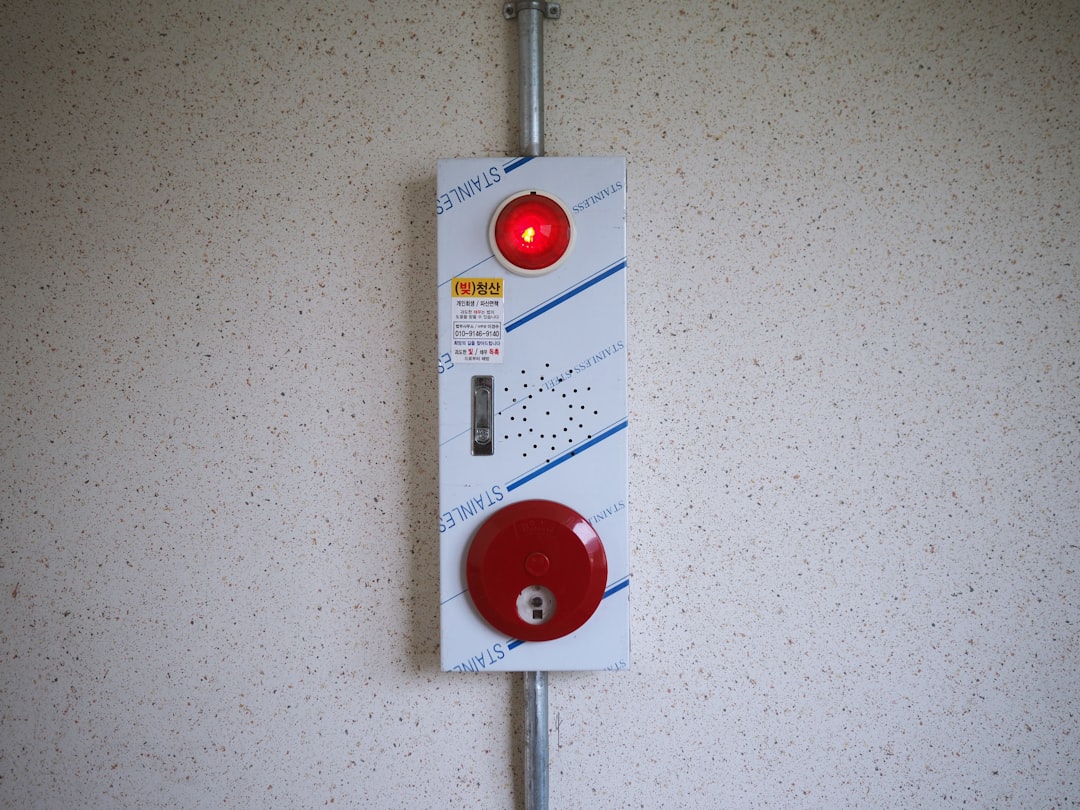 Inteligentny system alarmowy – nowoczesna ochrona domu