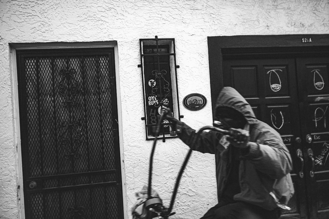 Jak zabezpieczyć dom przed kradzieżą: skuteczne metody ochrony